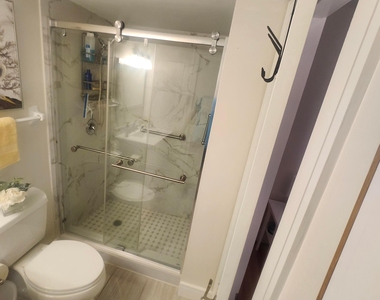 1505 N Riverside Drive - Photo Thumbnail 9
