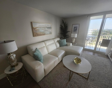 1505 N Riverside Drive - Photo Thumbnail 6