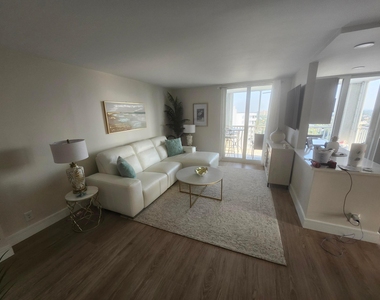 1505 N Riverside Drive - Photo Thumbnail 4
