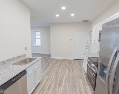 215 W King Street - Photo Thumbnail 5