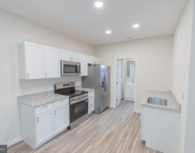 215 W King Street - Photo Thumbnail 3
