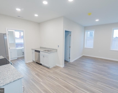 215 W King Street - Photo Thumbnail 2
