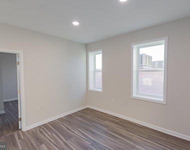 215 W King Street - Photo Thumbnail 11