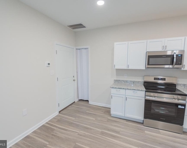 215 W King Street - Photo Thumbnail 4