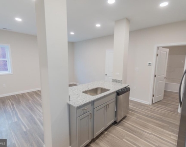 215 W King Street - Photo Thumbnail 9