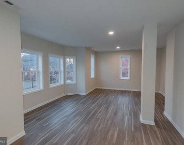 215 W King Street - Photo Thumbnail 3