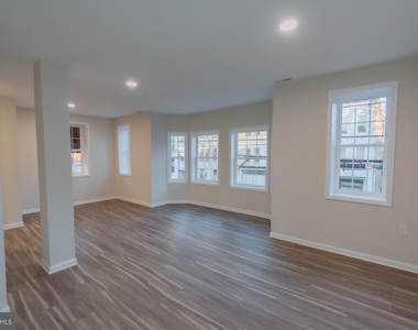 215 W King Street - Photo Thumbnail 7