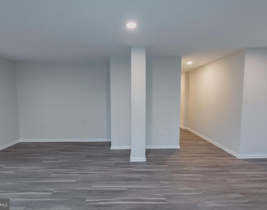 215 W King Street - Photo Thumbnail 5