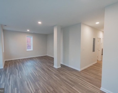 215 W King Street - Photo Thumbnail 4
