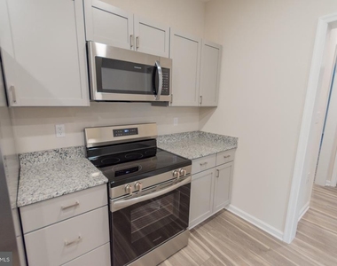 215 W King Street - Photo Thumbnail 11