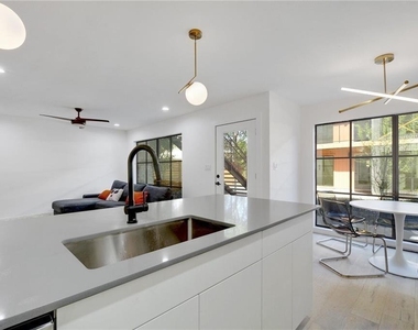 400 E 30th St - Photo Thumbnail 7