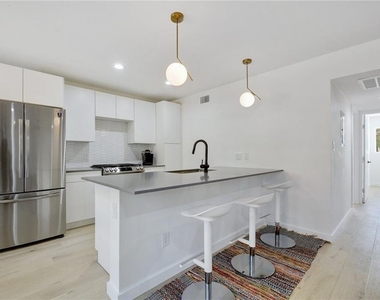 400 E 30th St - Photo Thumbnail 6