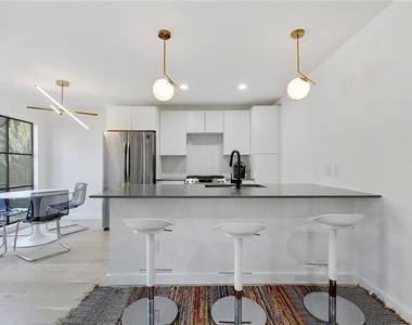 400 E 30th St - Photo Thumbnail 5