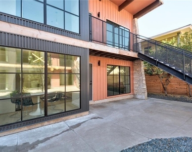 400 E 30th St - Photo Thumbnail 2