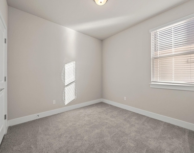219 Pinnacle Lane - Photo Thumbnail 6