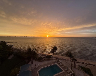 11 Sunset Drive - Photo Thumbnail 4