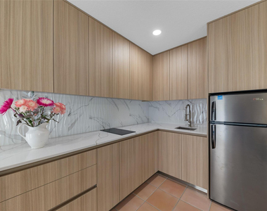 307 N Highland Drive - Photo Thumbnail 8