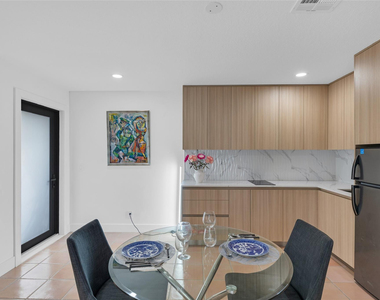 307 N Highland Drive - Photo Thumbnail 6