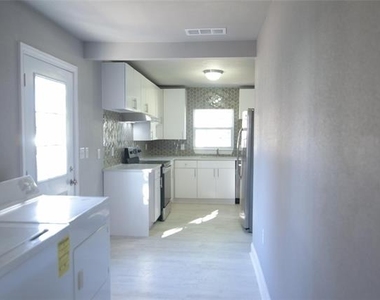 1606 Davis Boulevard - Photo Thumbnail 8
