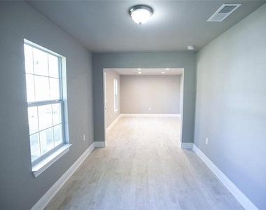 1606 Davis Boulevard - Photo Thumbnail 12