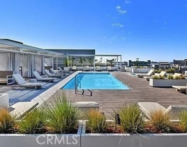 530 S Hewitt - Photo Thumbnail 2