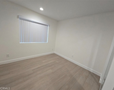 1319 3/4 E 59th Place - Photo Thumbnail 4