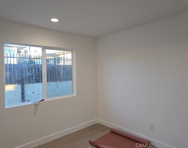 1319 3/4 E 59th Place - Photo Thumbnail 3