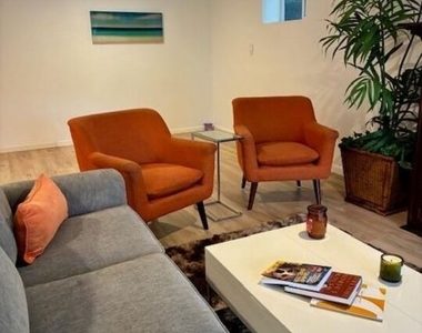2900 Searidge Street - Photo Thumbnail 7