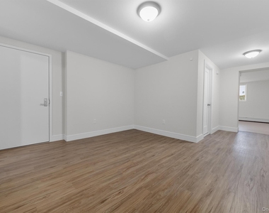 135 Beekman Avenue - Photo Thumbnail 14