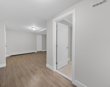 135 Beekman Avenue - Photo Thumbnail 8