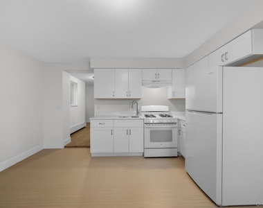 135 Beekman Avenue - Photo Thumbnail 6