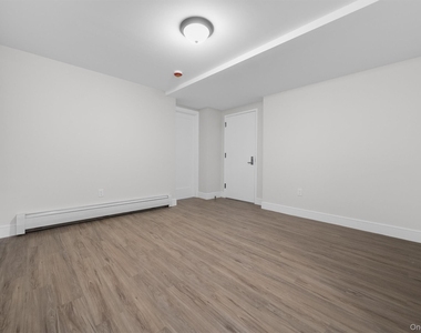 135 Beekman Avenue - Photo Thumbnail 10