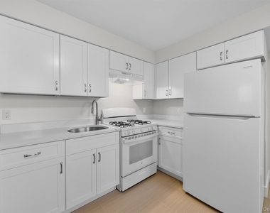 135 Beekman Avenue - Photo Thumbnail 7
