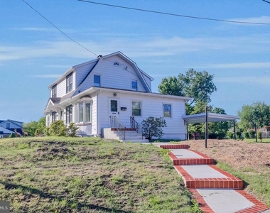 222 Berlin Road N - Photo Thumbnail 2