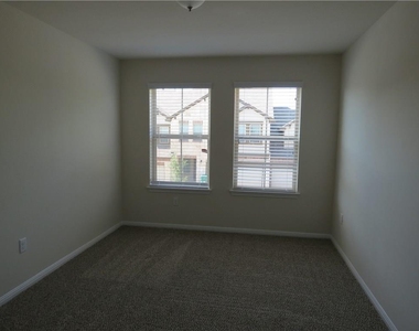 2304 S Lakeline Blvd - Photo Thumbnail 22