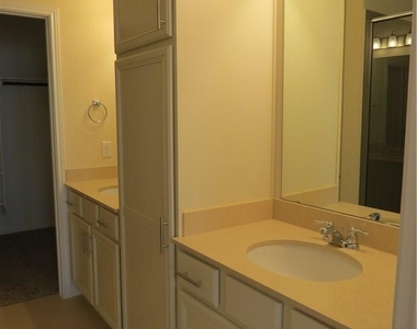 2304 S Lakeline Blvd - Photo Thumbnail 8