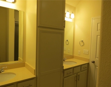2304 S Lakeline Blvd - Photo Thumbnail 13