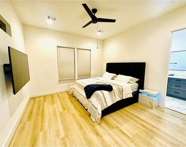 2339 Eagle St - Photo Thumbnail 7