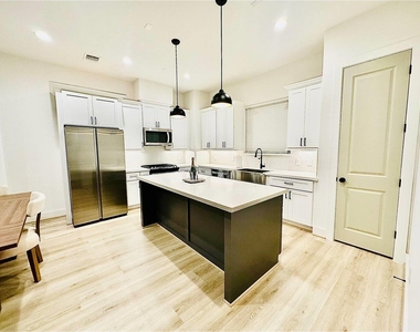 2339 Eagle St - Photo Thumbnail 5