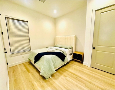 2339 Eagle St - Photo Thumbnail 13