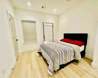 2339 Eagle St - Photo Thumbnail 11