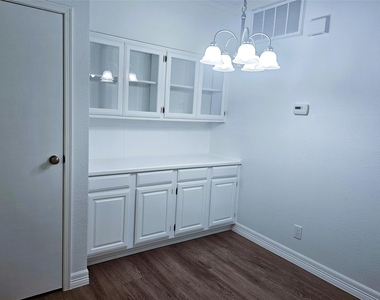 921 Marine Drive - Photo Thumbnail 7