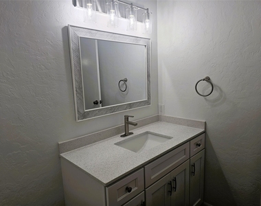 921 Marine Drive - Photo Thumbnail 13