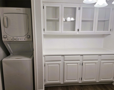 921 Marine Drive - Photo Thumbnail 9