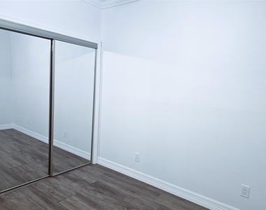921 Marine Drive - Photo Thumbnail 12