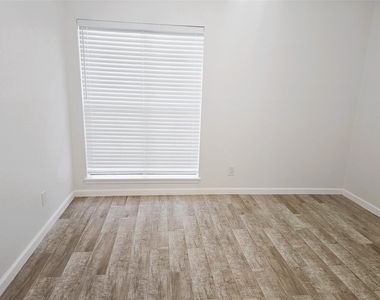 921 Marine Drive - Photo Thumbnail 11