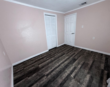 13809 Hershe Street - Photo Thumbnail 2