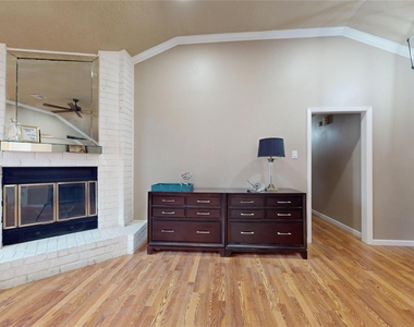 1022 Manorglen Drive - Photo Thumbnail 10
