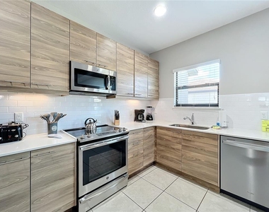 185 Brookes Place - Photo Thumbnail 8