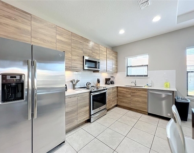 185 Brookes Place - Photo Thumbnail 9